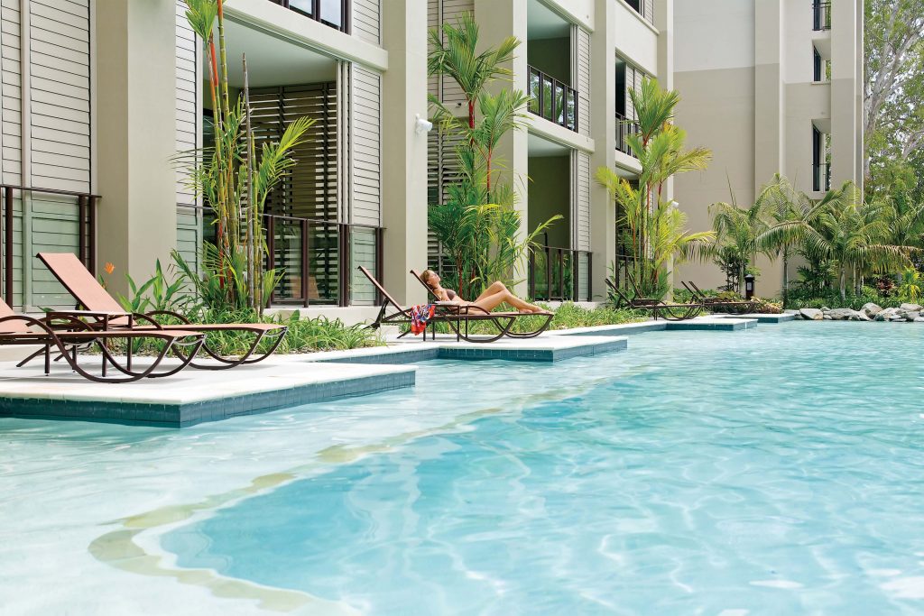 Pullman Palm Cove Sea Temple Resort & Spa swim-out