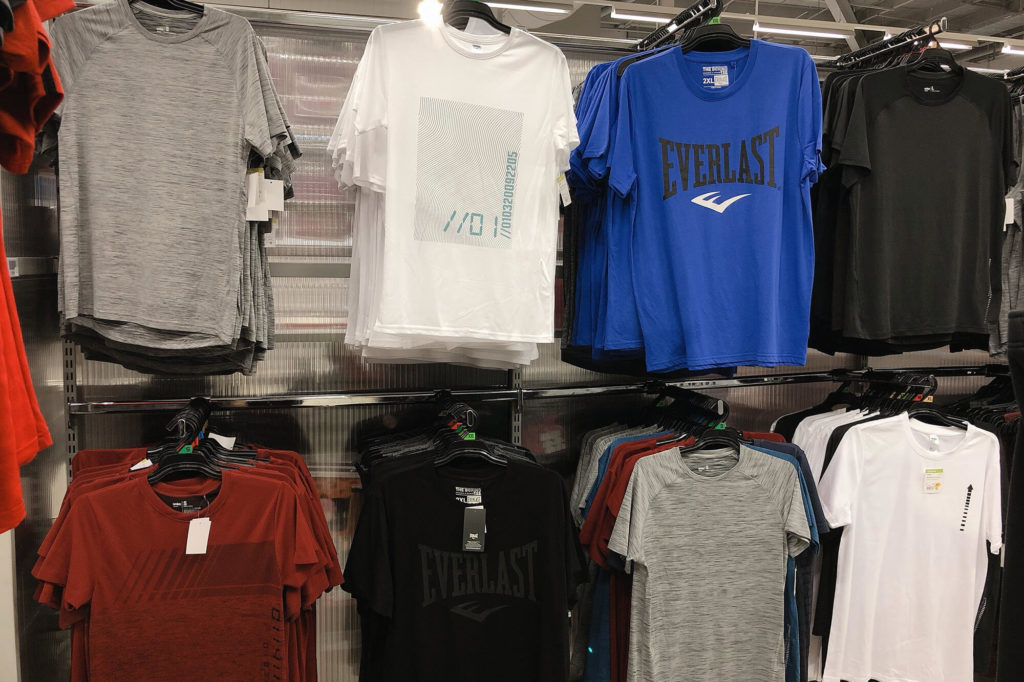 KマートのTシャツ売り場